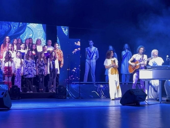 Glanzvoller Auftritt: Schulchor „Voices" begeistert bei ABBA-Show